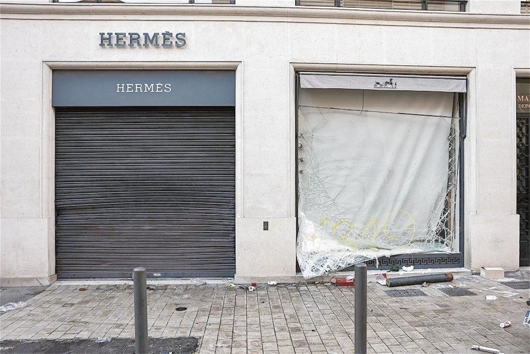 Yağma sonrası kepenkleri kapatılan Hermès mağazası