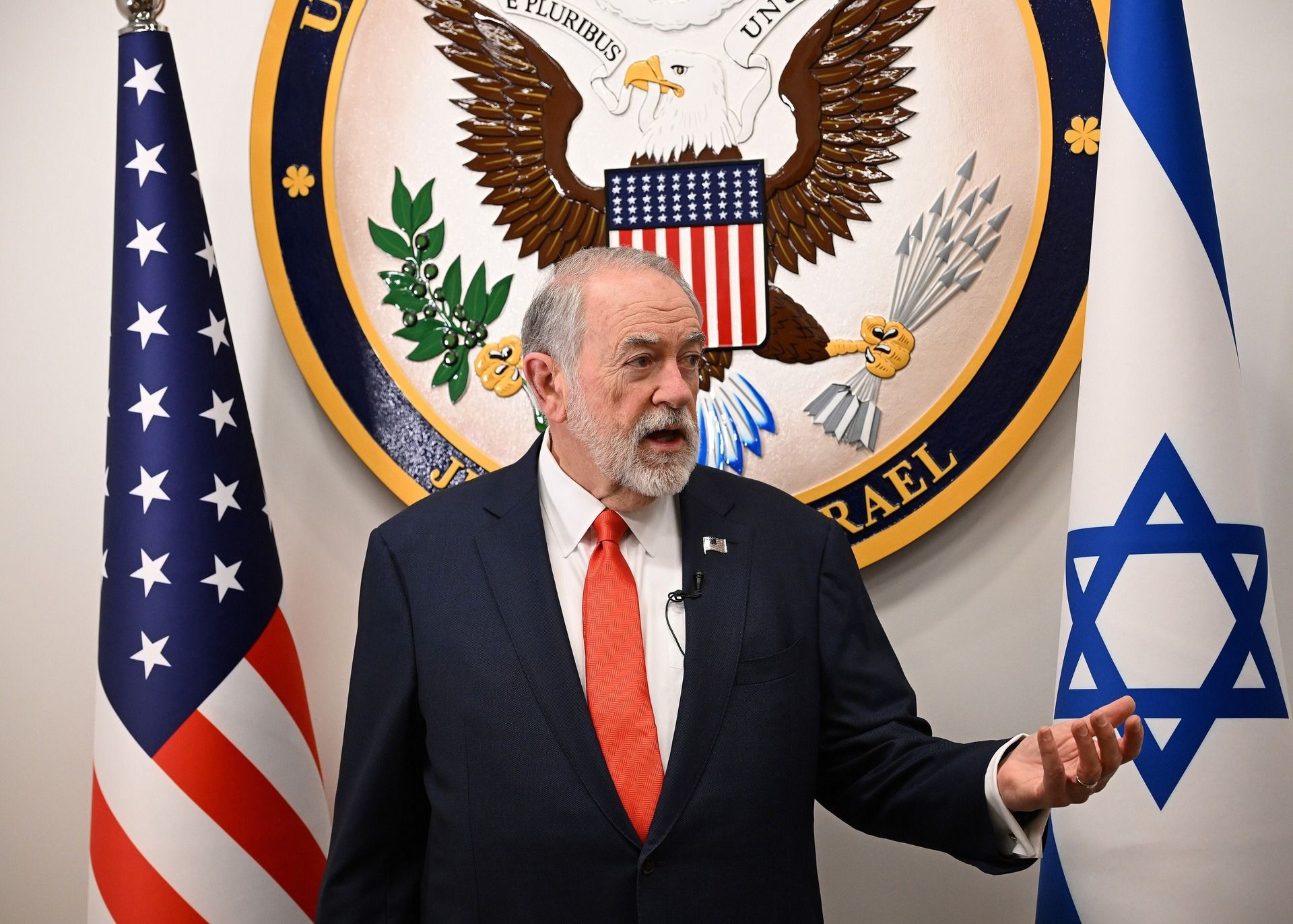ABD'nin İsrail Büyükelçisi Mike Huckabee bir açıklama sırasında