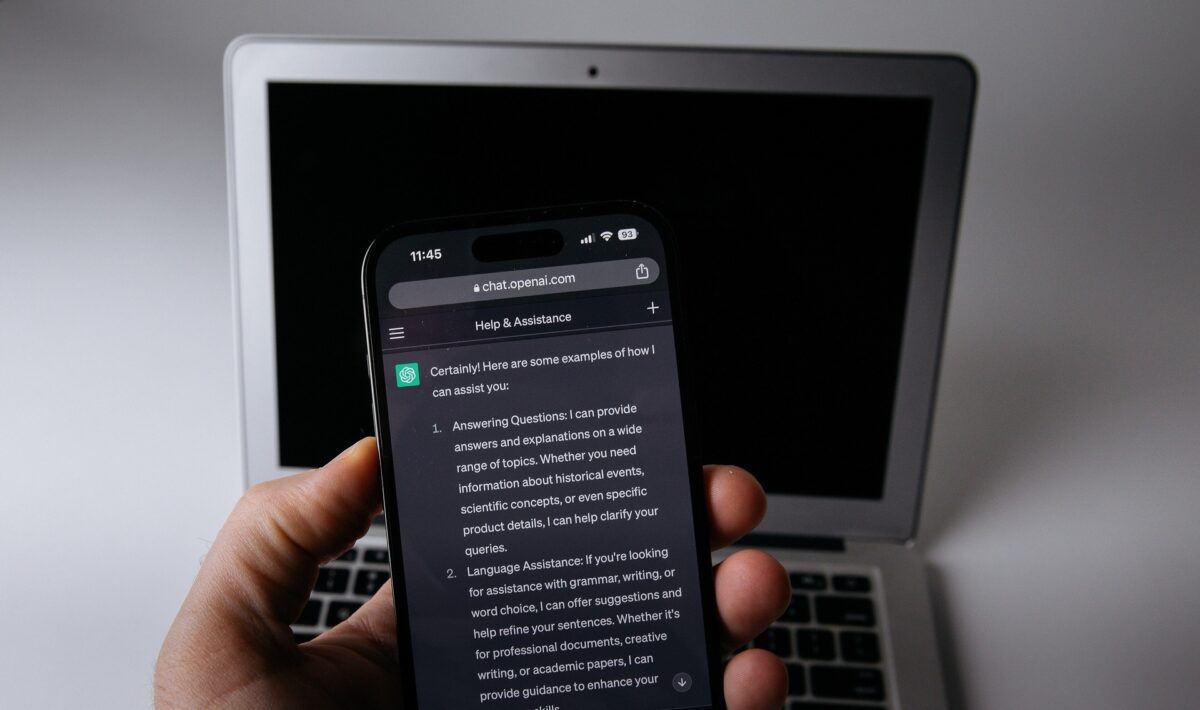ChatGPT uygulaması açık akıllı telefon ve dizüstü bilgisayar