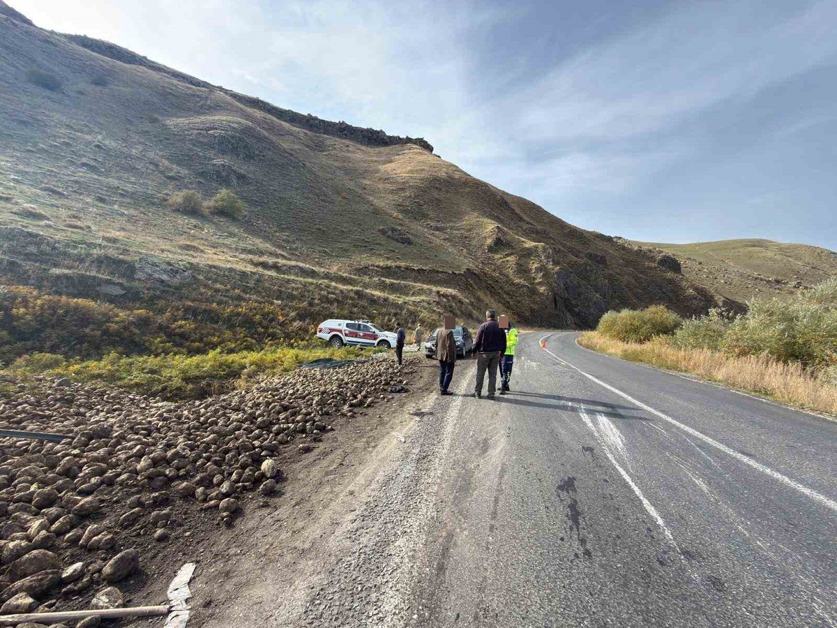 Ağrı Patnos-Tutak kara yolunda şeker pancarı yüklü tırın devrildiği kaza yeri