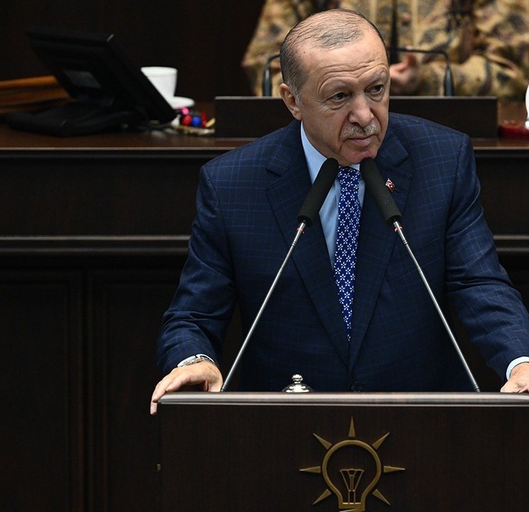 Cumhurbaşkanı Erdoğan kürsüde konuşurken