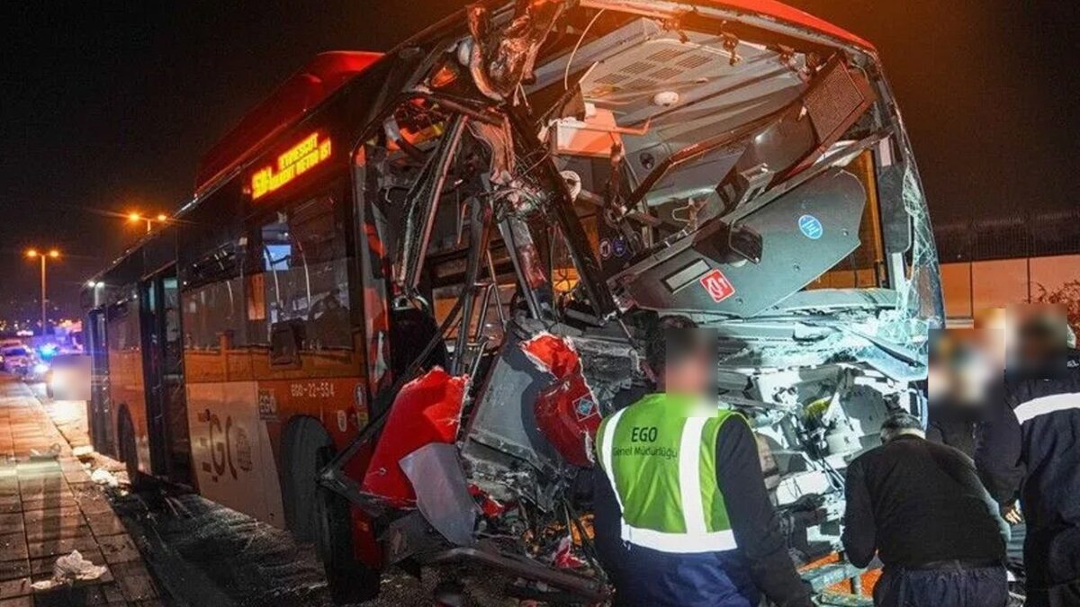 Etimesgut'ta yaya üst geçidinin ayağına çarpan EGO otobüsünün hasar gören ön kısmı ve olay yerindeki ekipler