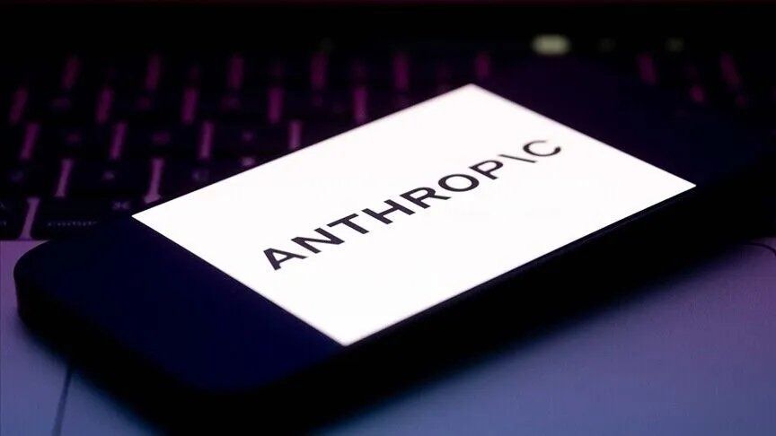 Akıllı telefon ekranında Anthropic logosu (haber görseli)