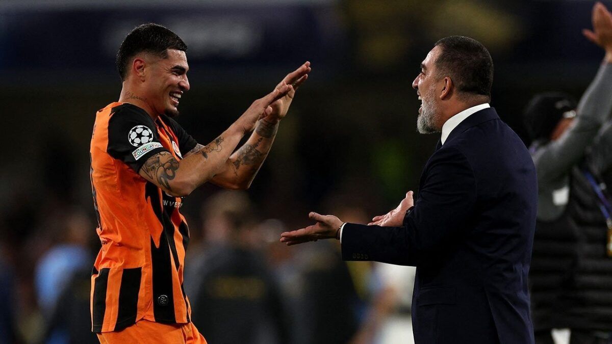 Arda Turan, Shakhtar Donetsk'in AEK galibiyeti sonrası (haber görseli)
