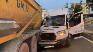 Arnavutköy’de servis minibüsü park halindeki hafriyat kamyonuna çarptı: 9 kişi hafif yaralandı