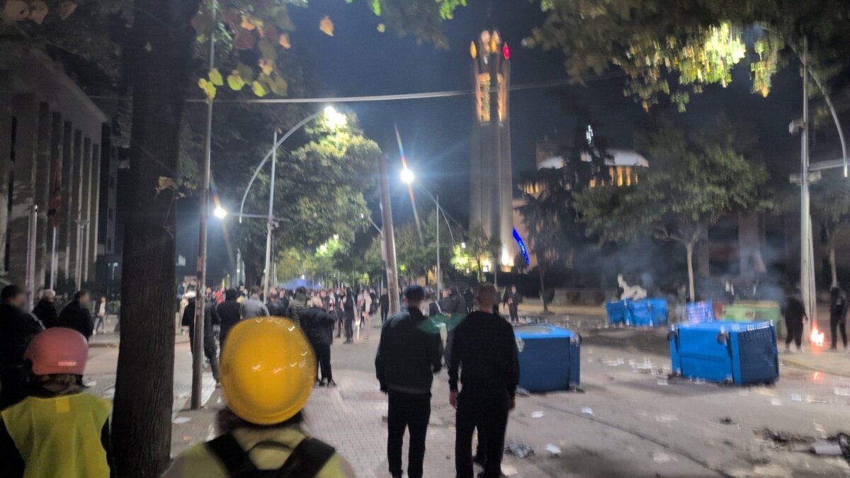 Tiran'da protestoların ardından polis ve göstericilerin bulunduğu cadde