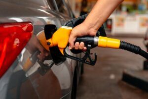Benzine 4 lira 30 kuruş indirim geliyor: İstanbul’da litre fiyatı 79,60 liraya düşecek
