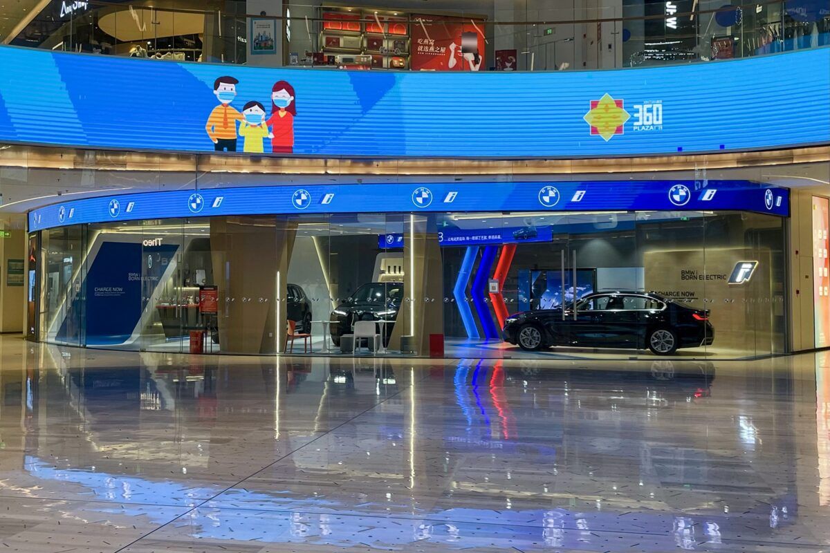 BMW otomobil showroom görseli