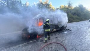 Bodrum’da 3 öğrencinin bulunduğu okul servis aracı yandı: Dumanı fark eden sürücü öğrencileri tahliye etti