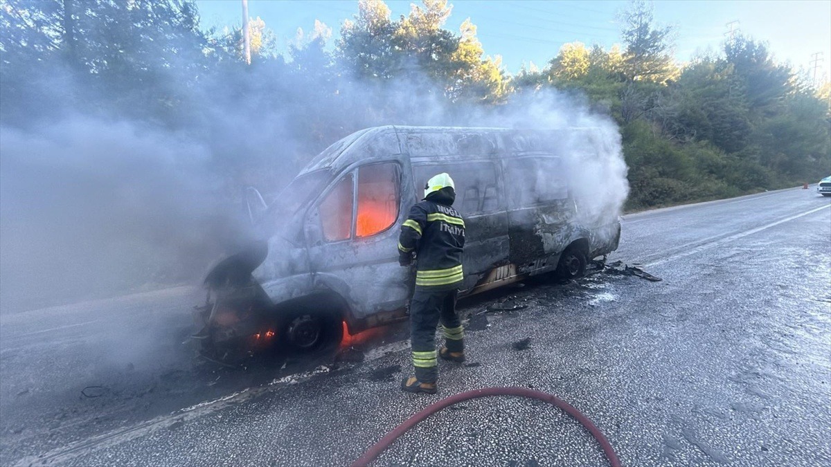 Bodrum'da yanan okul servis aracına itfaiye müdahalesi