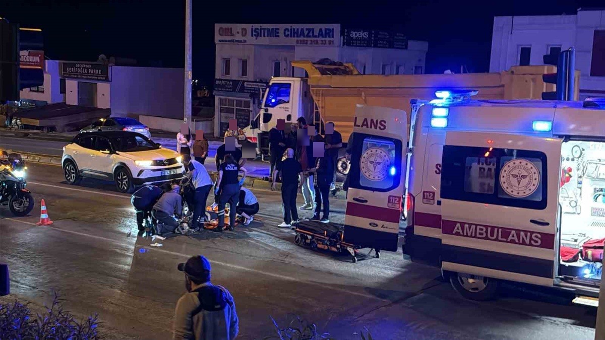 Bodrum'da motosikletin yayaya çarptığı kazanın ardından olay yerine gelen ambulans ve ekipler