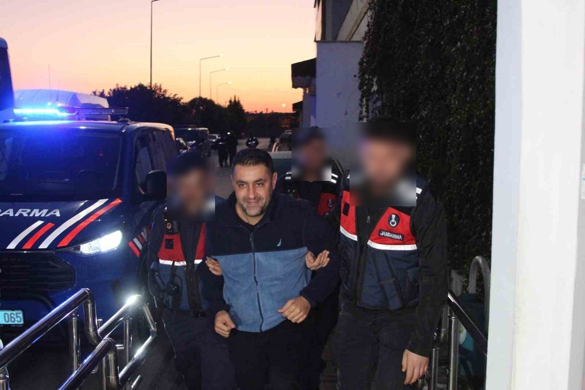 Çukurova Belediye Başkanı Emrah Kozay jandarma eşliğinde