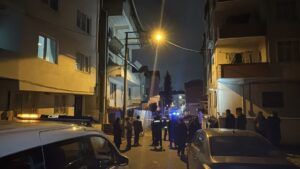 Darıca’da metruk binanın balkonu çöktü, bitişik binadan 2 kişi tahliye edildi