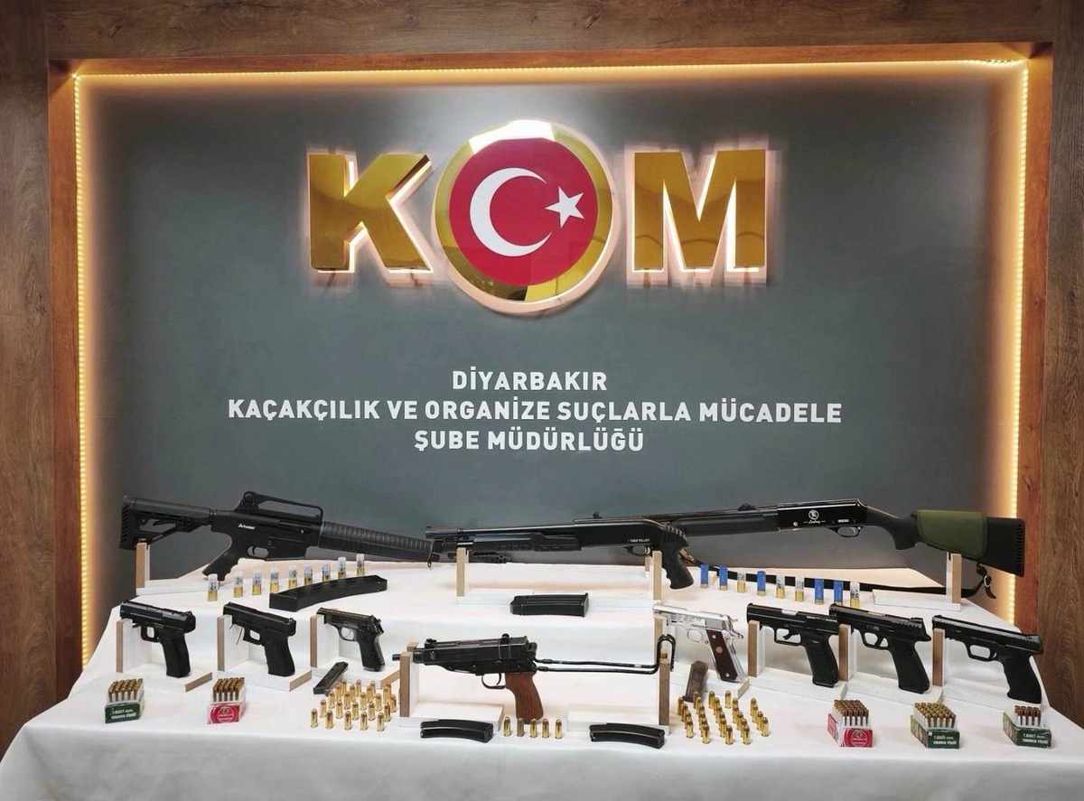 Diyarbakır'da silah kaçakçılığı operasyonunda ele geçirilen tabanca, tüfek ve fişekler