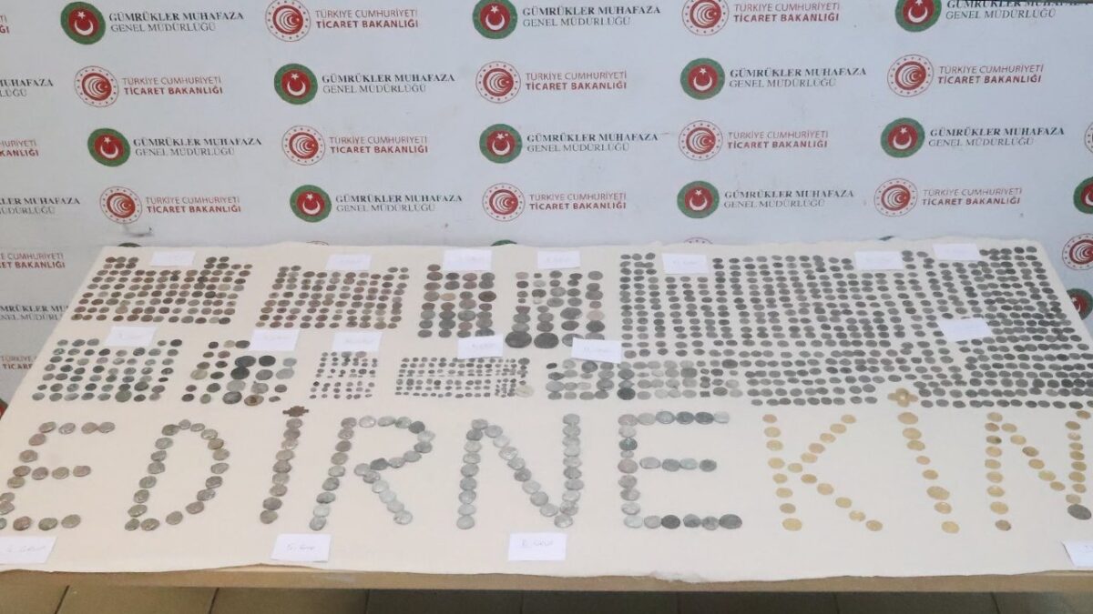 Edirne'de İpsala ve Kapıkule gümrük kapılarında ele geçirilen tarihi eser niteliğindeki sikkeler