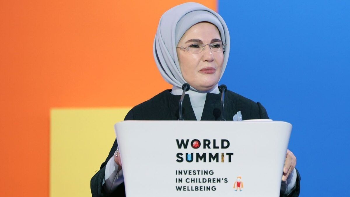 Emine Erdoğan Semerkant'taki dünya zirvesinde konuşurken