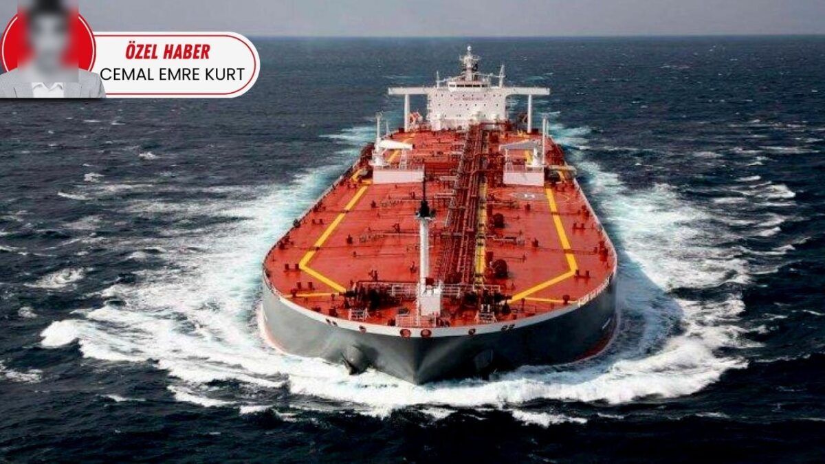 Açık denizde seyreden ham petrol tankeri