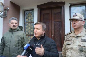 Erzincan-Erzurum yolunda heyelan nedeniyle ulaşım çift yönlü durduruldu