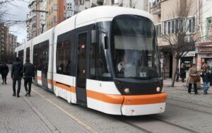 Eskişehir’de tramvay ile otomobil çarpıştı: 2 yaralı
