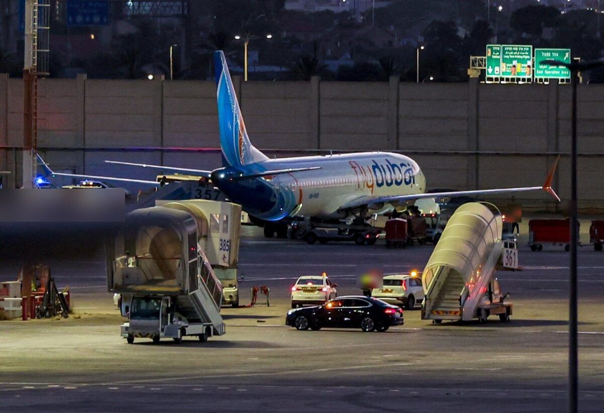 Ben Gurion Havalimanı'nda apronda bekleyen Flydubai yolcu uçağı ve polis araçları