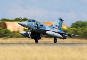 Fransa’da Mirage 2000D savaş uçağı düştü: Pilot hayatını kaybetti, navigatör aranıyor