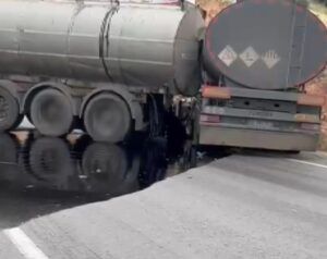 Gaziantep Nurdağı’nda akaryakıt yüklü 2 tanker çarpıştı: Tonlarca yakıt yola döküldü