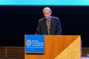 Geoffrey Hinton: “Yapay zeka modelleri bilinç kazandı, insanlık onlarla dost olmalı”