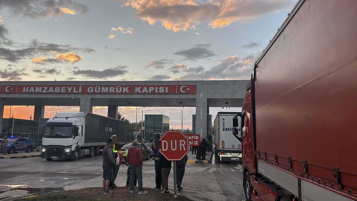 Hamzabeyli Gümrük Kapısı önünde bekleyen tırlar ve şoförler