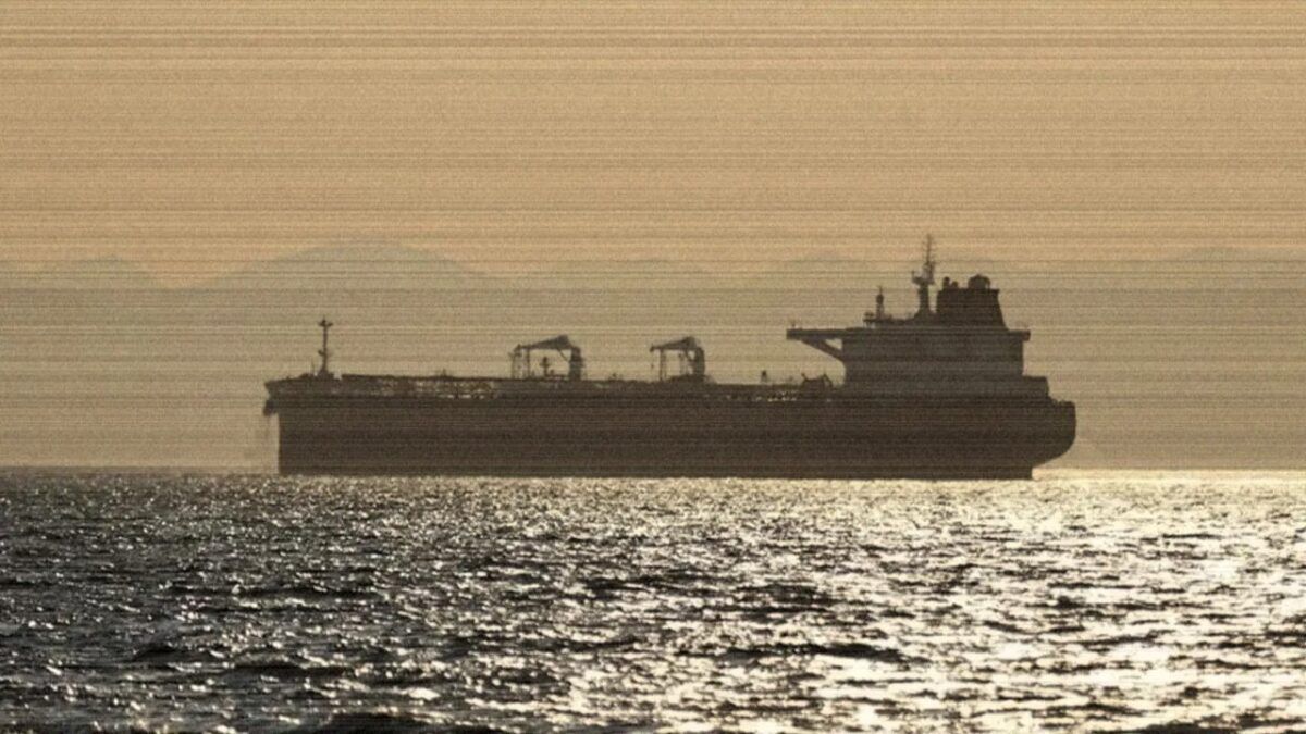 Denizde seyreden bir tanker, temsili görüntü