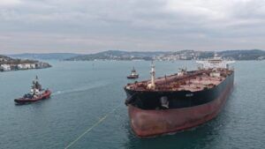 İHA saldırısına uğrayan dev tanker Nelsa İstanbul Boğazı’ndan geçti: Boğaz çift yönlü trafiğe kapatıldı, 6 römorkör eşlik etti
