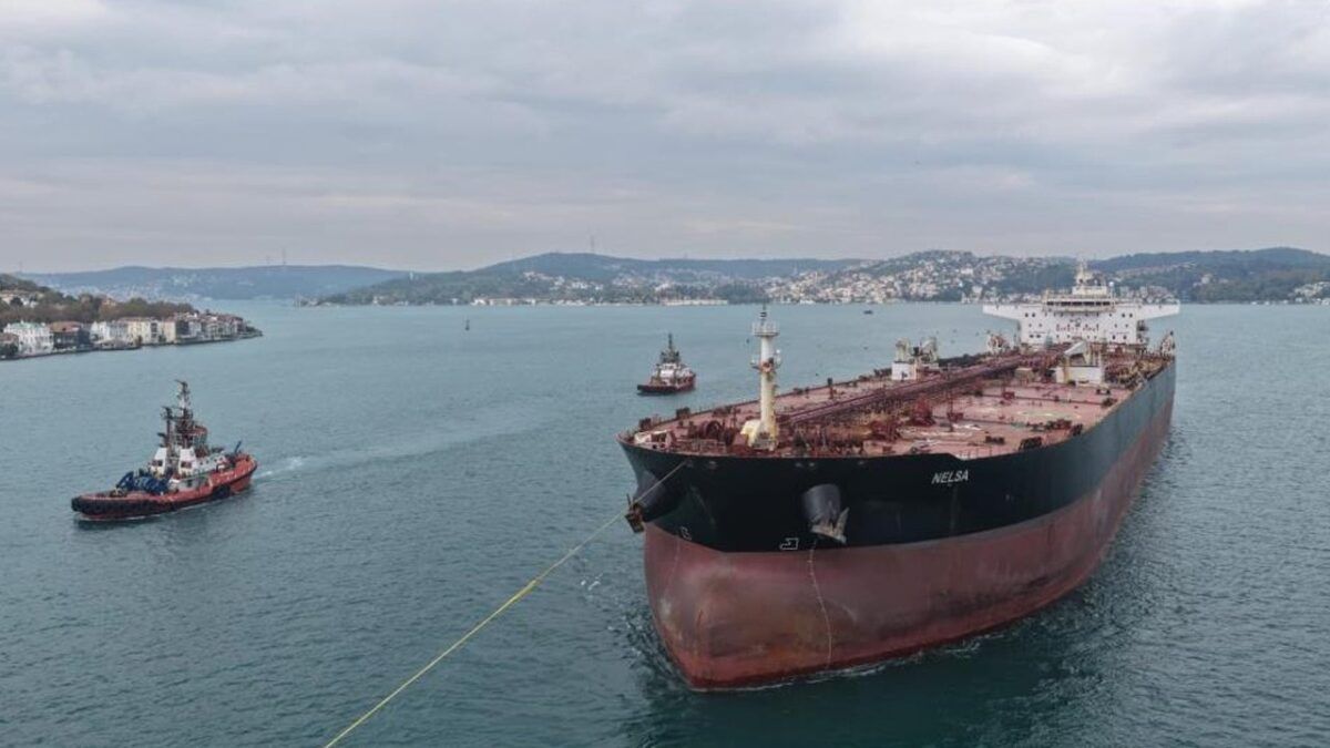 İHA saldırısına uğrayan Nelsa tankeri römorkörler eşliğinde İstanbul Boğazı'nda