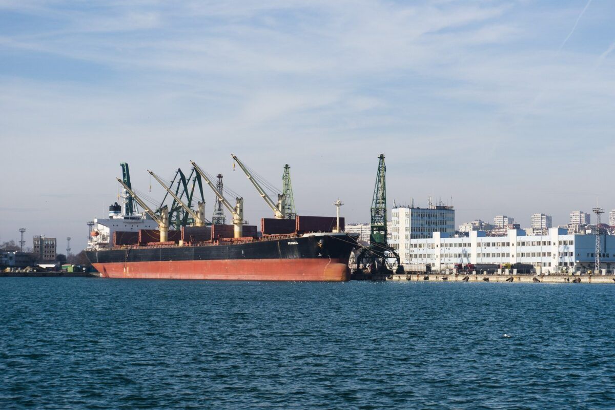 Karadeniz'de Bulgaristan açıklarında gemilere saldırı haber görseli (Varna Limanı)
