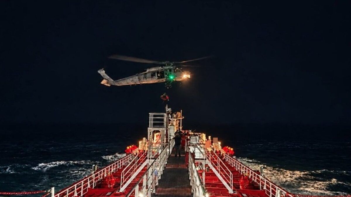 Kaş açıklarında hasta kaptanın helikopterle tahliyesi
