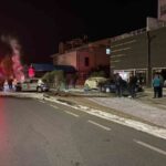 Kayseri Melikgazi’de kontrolden çıkan otomobil 3 araca çarpıp alev aldı: 2 yaralı, hafif ticari araç dükkana girdi