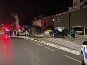 Kayseri Melikgazi’de kontrolden çıkan otomobil 3 araca çarpıp alev aldı: 2 yaralı, hafif ticari araç dükkana girdi