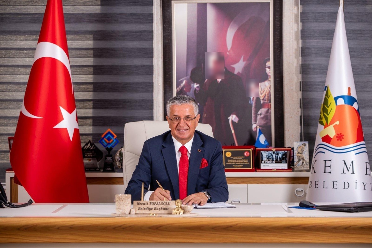 Kemer Belediye Başkanı Necati Topaloğlu makam odasında