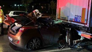 Konya’da lastiği patlayan tıra arkadan çarpan otomobildeki 2 kişi yaralandı