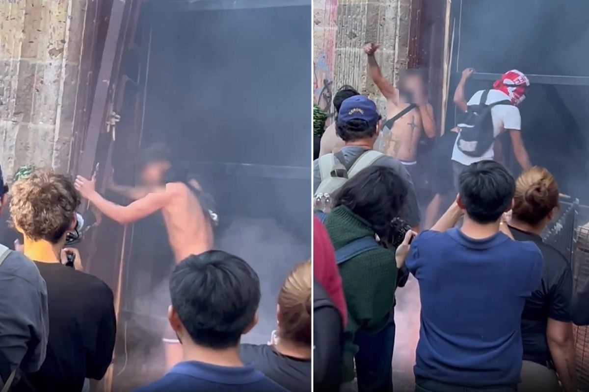 Jalisco'da kirli su protestosunda hükümet binasının kapısını zorlayan göstericiler