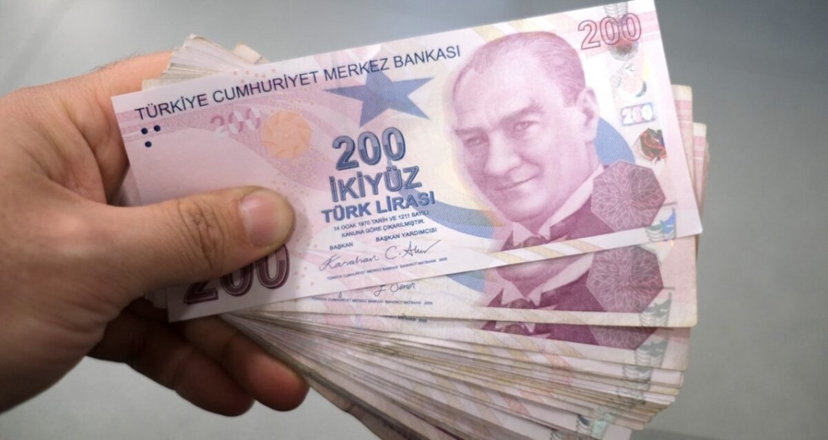 Elinde 200 liralık banknot destesi tutan kişi