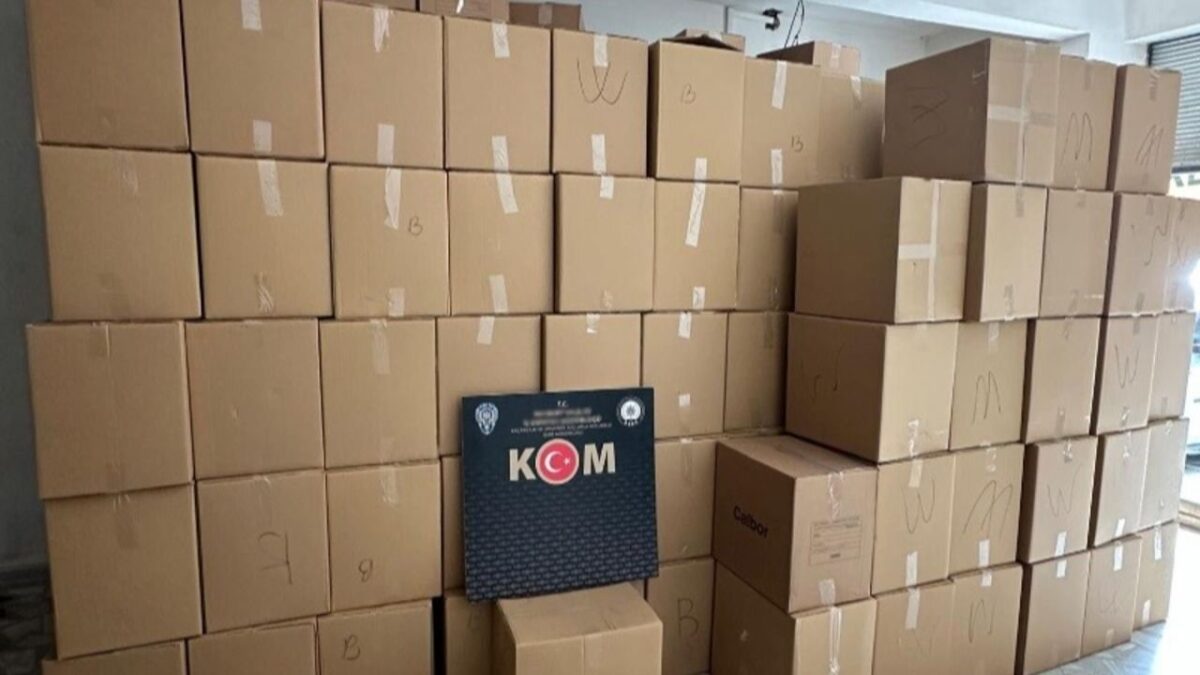 Mersin merkezli operasyonda ele geçirilen kaçak tütün kolileri
