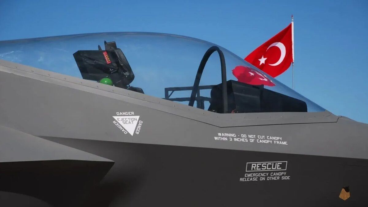 Türk bayraklı F-35 savaş uçağı
