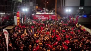 Özgür Özel Halk TV önünde konuştu: Basın özgürlüğünde 180 ülke arasında 163’üncüyüz