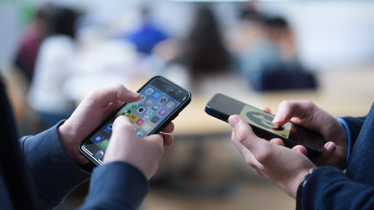 Akıllı telefon kullanan kişilerin elleri, temsili
