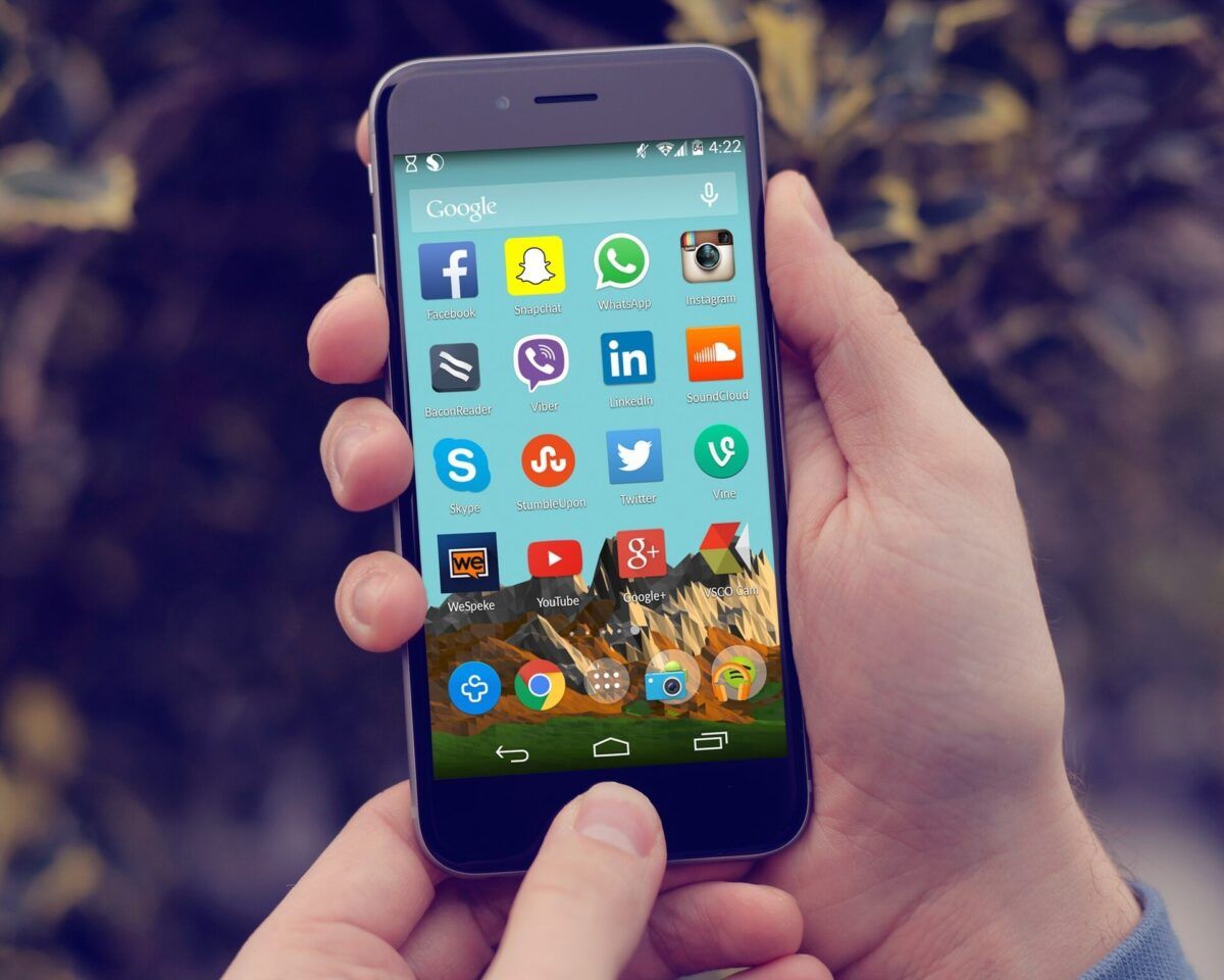 Ana ekranında sosyal medya uygulamalarının simgeleri bulunan bir akıllı telefon