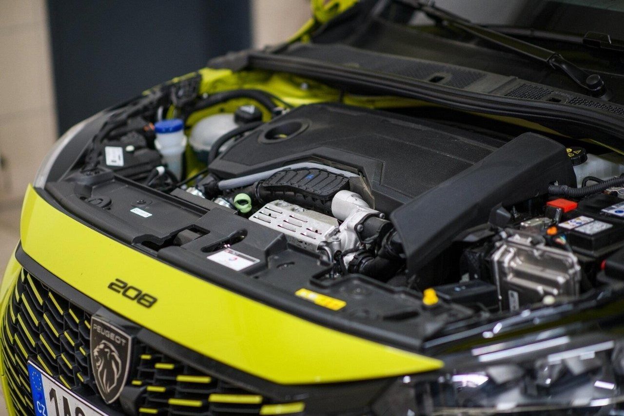 Peugeot 208 motor bölmesi