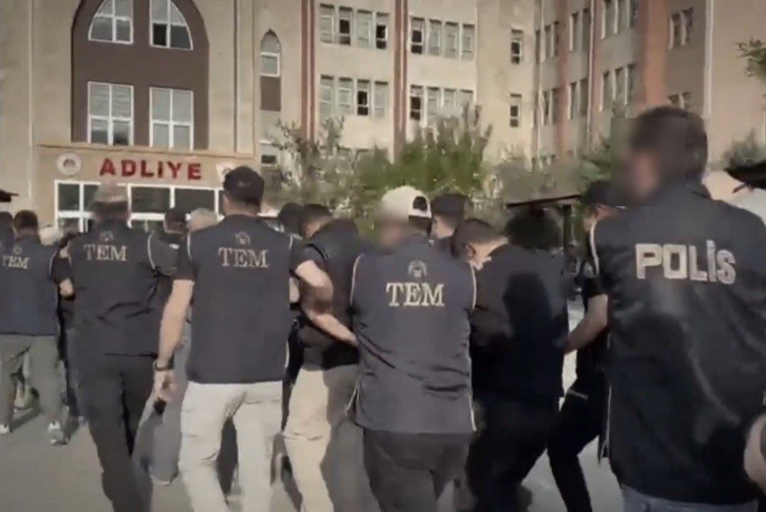 KahramanmaraÅŸ Adliyesi Ã¶nÃ¼nde ÅŸÃ¼phelilerin adliyeye getiriliÅŸi