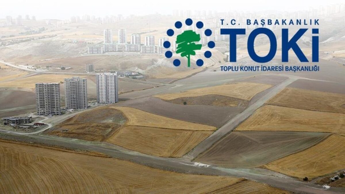 TOKİ logosu ve arsa alanlarının havadan görünümü