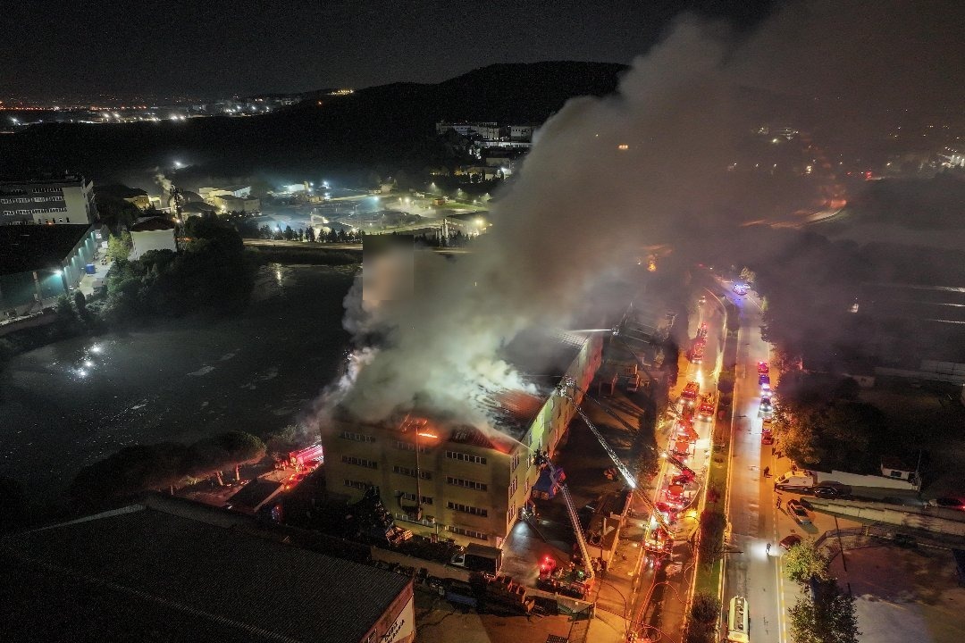 Tuzla'da ayakkabı fabrikasında çıkan yangının havadan görüntüsü