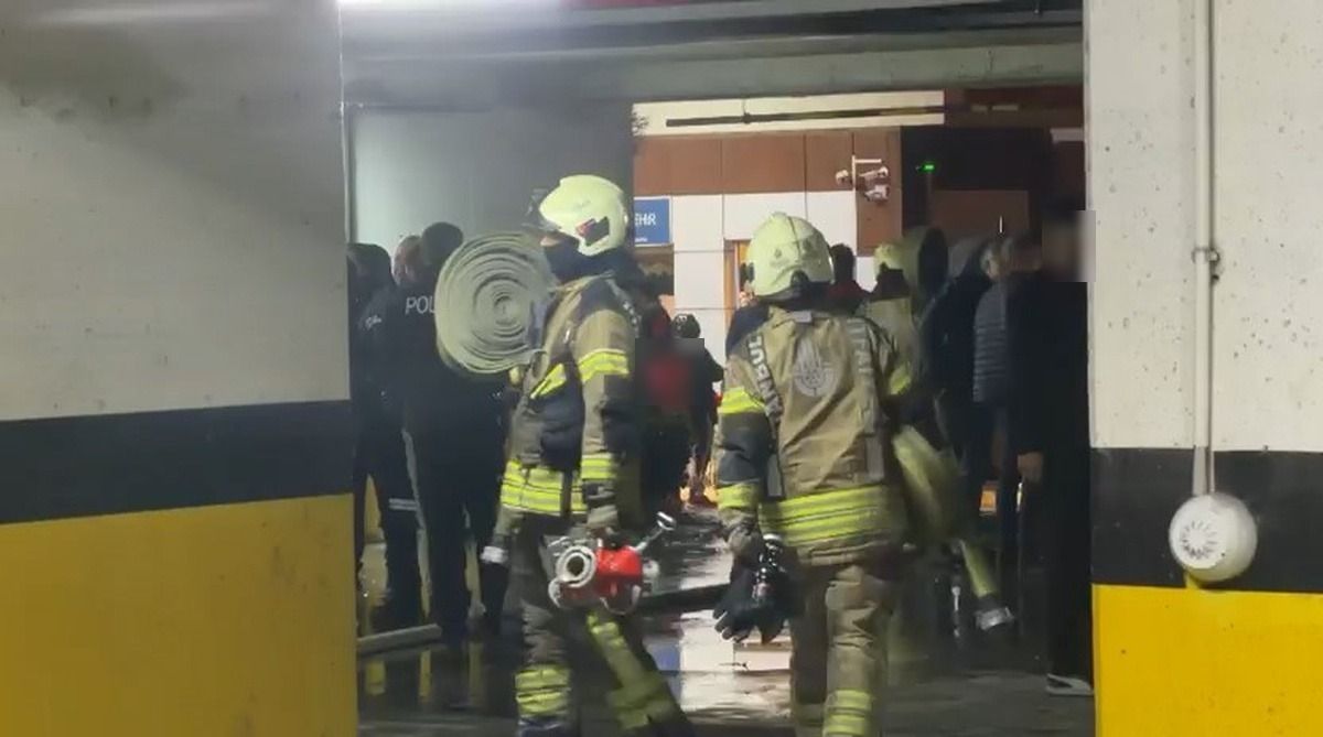 Başakşehir Vadişehir sitesi otoparkında yangına müdahale eden itfaiye ekipleri
