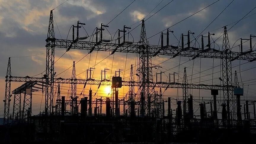Gün batımında elektrik iletim hatları